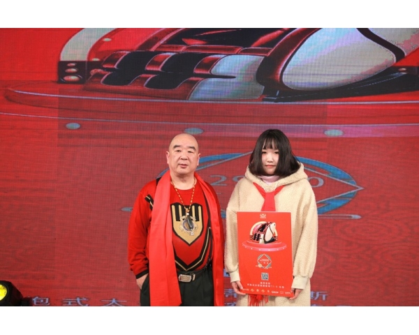 江蘇三笑堂堂主宋益民和一等獎獲得者合影